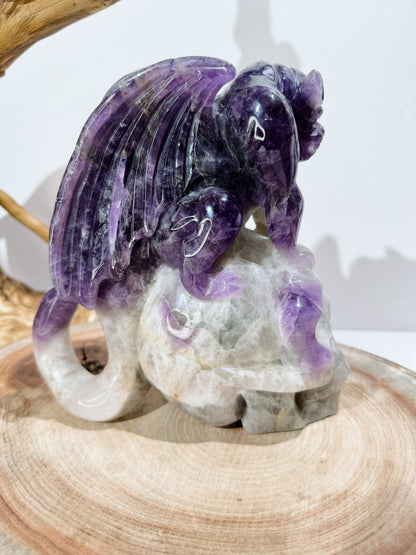 Amethyst skull with menasor